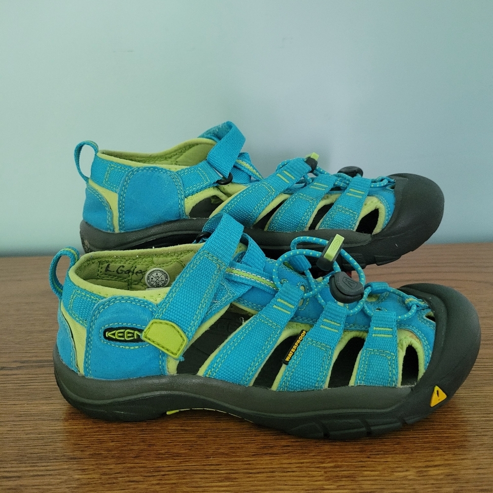 KEEN Big Girls Newport H2 Sandal Size 4